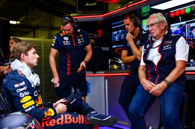 Max Verstappen luistert naar Helmut Marko F1 Red Bull