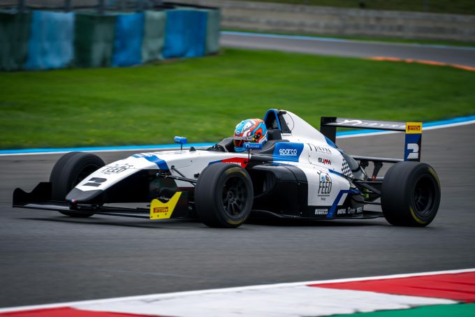 Tommie van der Struis op het circuit van Magny-Cours voor de Feedracing F4-talentenjacht