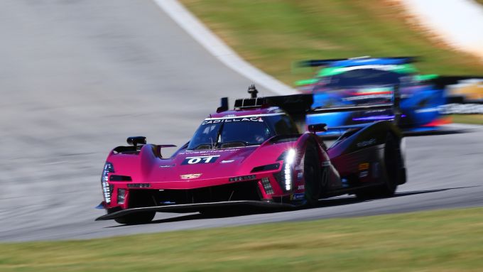 IMSA WeatherTech SportsCar Championship Renger van der Zande pink livery Cadillac</div><br />
Die zege was zeker geen 'walk in the park'. Zowel de No. 01 Cadillac V-Series.R als de No. 31 Whelen Cadillac V-Serries.R overwonnen drive-thru penalties, en de No. 01 Cadillac V-Series.R kreeg een mechanische zwarte vlag van IMSA om te voldoen aan een eis van het scrutineering systeem, terwijl het drietal vierde lag in de 18e minuut. Het probleem: een sensor gaf geen informatie door. De crew loste het probleem op tijdens de tweede service stop onder een full course yellow, maar kwam een ronde terug in de race.<br />
 <br />
<div style=