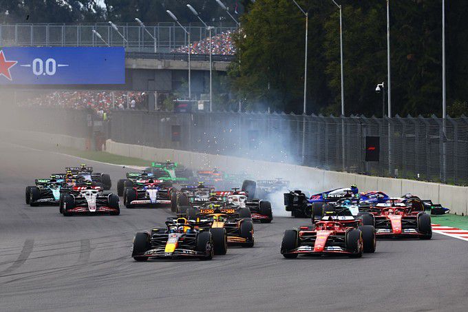 Start F1 Mexico Crash Yuki Tsunoda