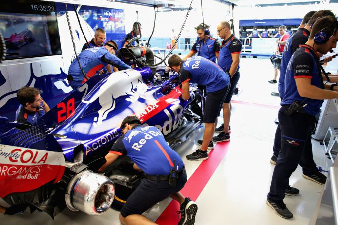 Toro Rosso mechanics pitbox