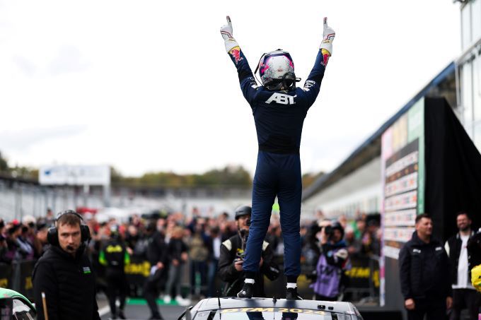 DTM Hockenheimring 2024 Foto 6 blije winnaar Kelvin van der Linde