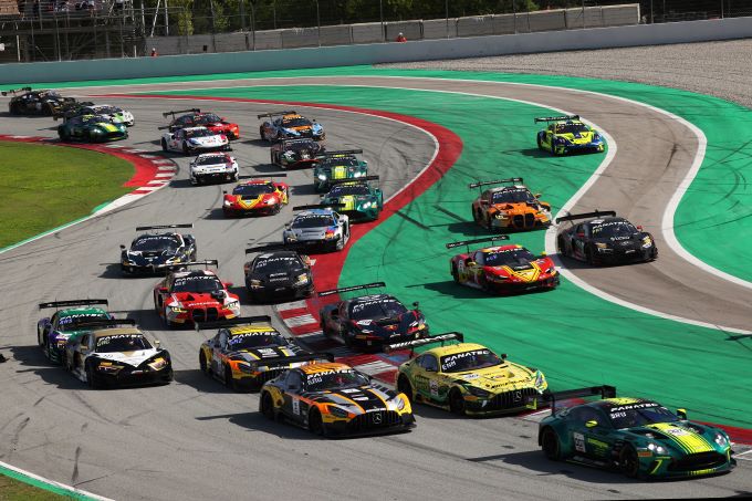 Fanatec GT World Challenge Europe Powered by AWS Sprint Cup Circuit de Barcelona-Catalunya Race 2 Foto 6 start