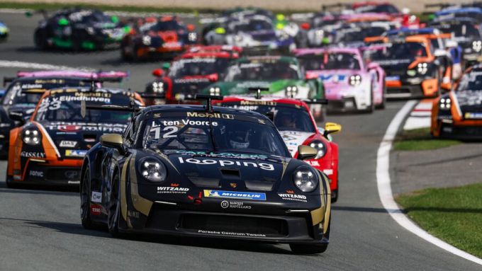 Porsche Mobil 1 Supercup prijsuitreiking voetbalclub VfB Stuttgart Foto 1 Larry ten Voorde veldaanvoerder en kampioen 2024