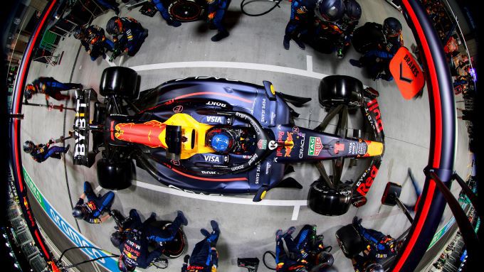 Max Verstappen F1 GP Las Vegas 2024 Foto 2 pitstop teamwork bron RBCP