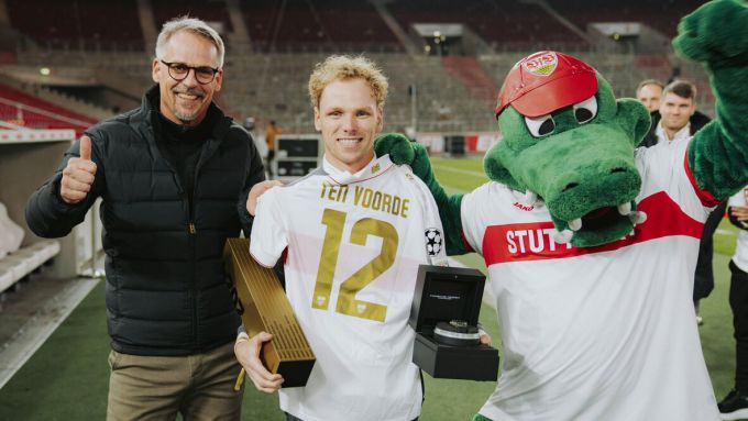 Porsche Mobil 1 Supercup prijsuitreiking voetbalclub VfB Stuttgart Foto 5 Thomas_Laudenbach met Larry_ten_Voorde_l-r