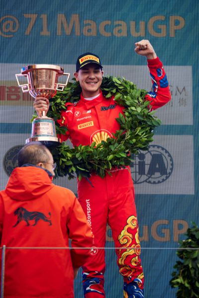 Team WRT pakt podia in Macau bij de FIA GT World Cup Foto 3 Sheldon van der Linde podium