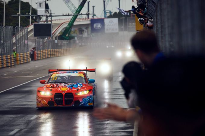 Team WRT pakt podia in Macau bij de FIA GT World Cup Foto 4 Sheldon van der Linde actie