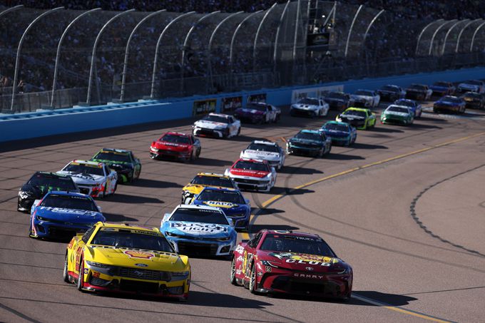 Joey Logano verslaat teamgenoot Ryan Blaney voor derde NASCAR Cup-kampioenschap