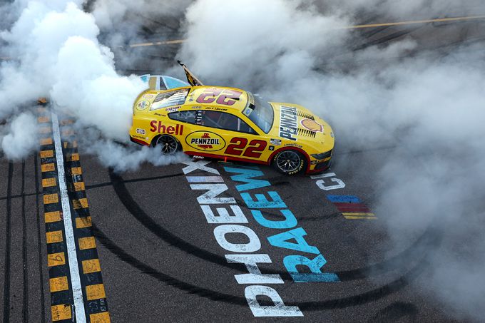 Joey Logano verslaat teamgenoot Ryan Blaney voor derde NASCAR Cup-kampioenschap