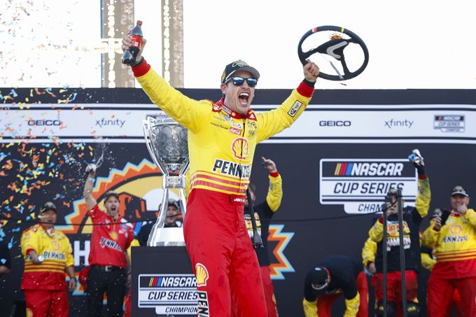 Joey Logano verslaat teamgenoot Ryan Blaney voor derde NASCAR Cup-kampioenschap