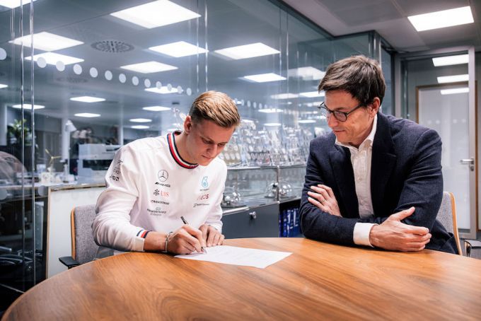 Mick Schumacher F1 Mercedes Foto 2 contract tekenen met Toto Wolff