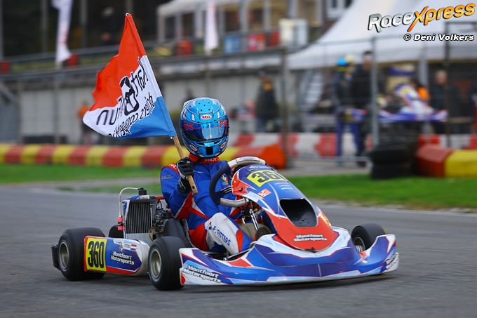 Flynn Fitters kampioen karting en ererondje met vlag