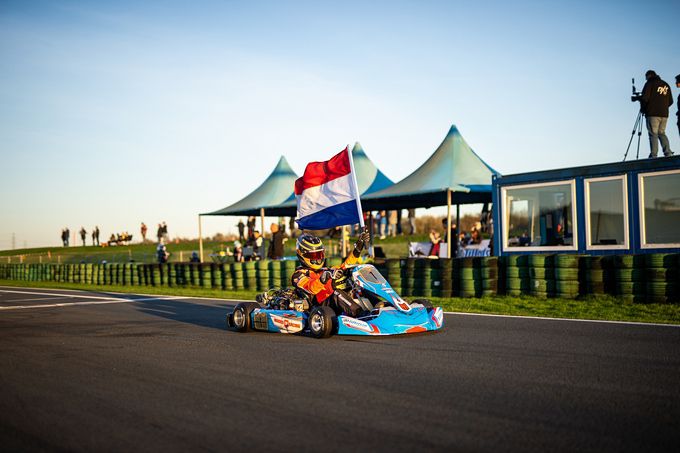  Rick Korperaal kampioen en ereronde met vlag foto Tijn Bos