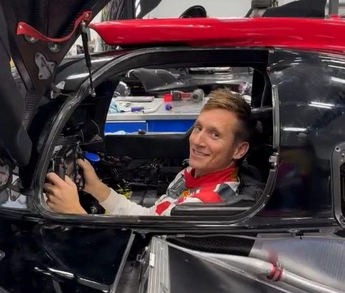 Renger van der Zande seat-fitting in Ohio in de Honda/Acura/Oreca 