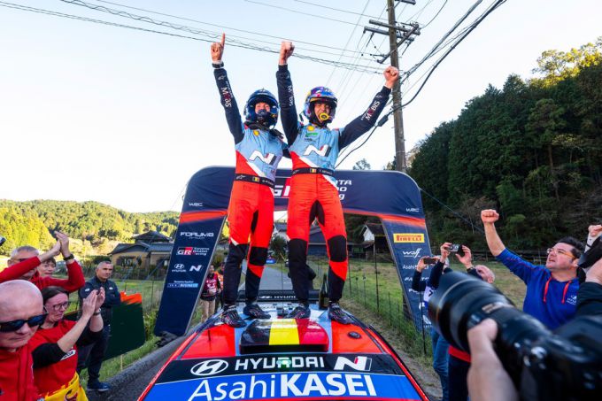 FIA World Rally Championship-Rally Japan foto 1  Thierry Neuville en co-piloot Martijn Wydaeghe kamioen 2024