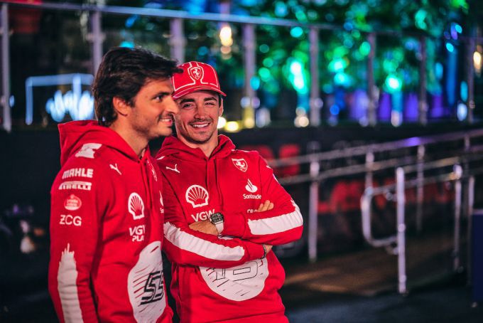  Carlos Sainz en Charles Leclerc Ferrari F1