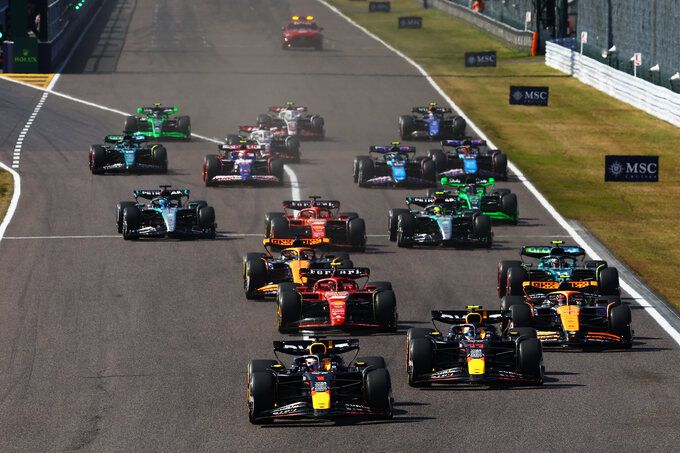 Max Verstappen leidt op Suzuka F1