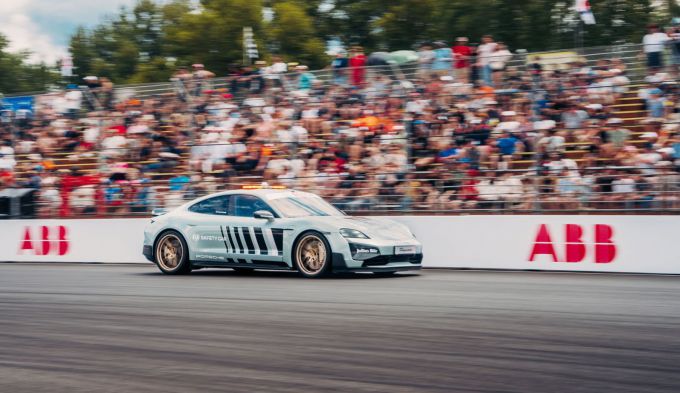 Snelle safetycar: Porsche Taycan Turbo GT met Weissach Pakket Foto 4