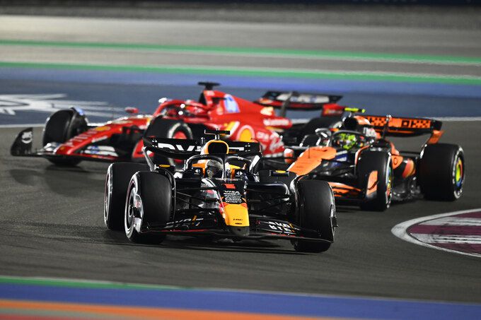 Max Verstappen leidt in Qatar F1