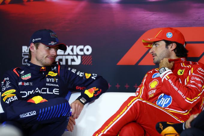 Max Verstappen en Carlos Sainz tijdens een F1-persconferentie