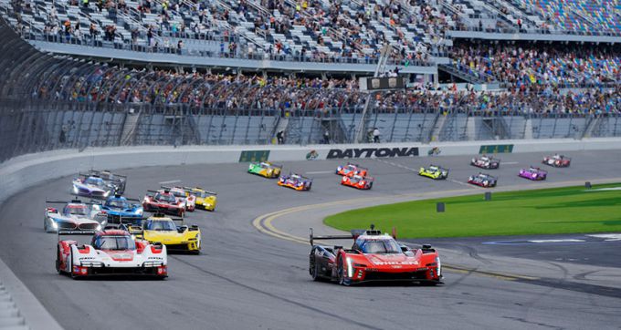 Roar Before the Rolex 24 at Daytona International Speedway Foto 2 startveld op weg na de start