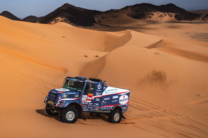 Buggy en lekke band drijven Mitchel tot wanhoop