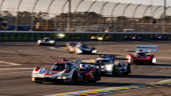24H Daytona 2025 Felipe Nasr uit Brazilië, Nick Tandy uit Groot-Brittannië en Laurens Vanthoor uit België in auto #7 van Porsche Penske Motorsport