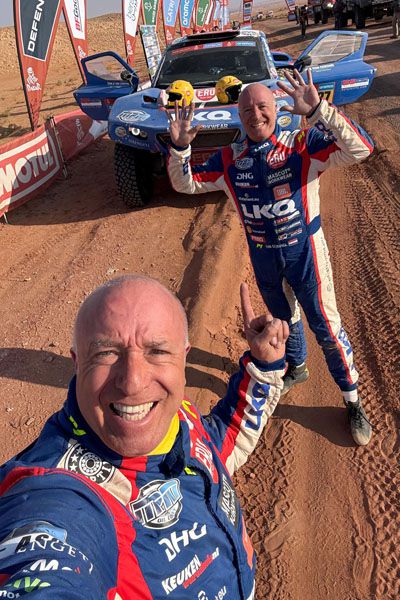 #Dakar2025 Tim en Tom Coronel doodziek van olielekkage na sterke etappe in de duinen