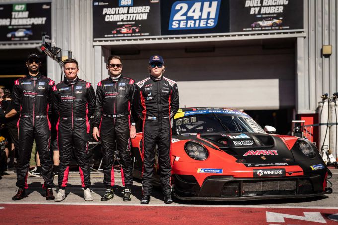 24H Dubai 2025 Porsche 911 GT3 R Proton Huber Competition Kalle Rovanper Foto 1 teamleden Nr969