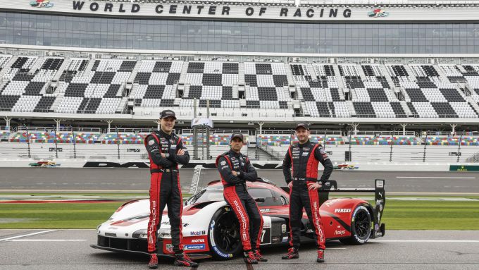 Laurens_Vanthoor (BEL), Felipe Nasr (BRA) en Nick Tandy (GBR) #7 Porsche 963 van Porsche Penske Motorsport