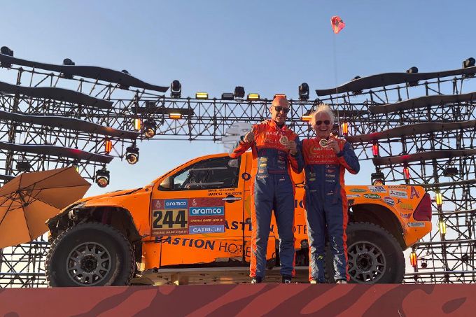 Maik Willems overleeft levensgevaarlijk duinenavontuur in Dakar Rally en haalt ook de finish van 47ste editie