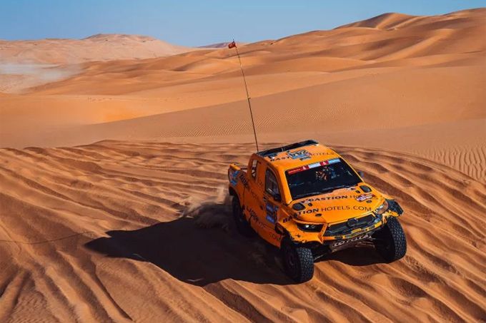 Maik Willems overleeft levensgevaarlijk duinenavontuur in Dakar Rally en haalt ook de finish van 47ste editie