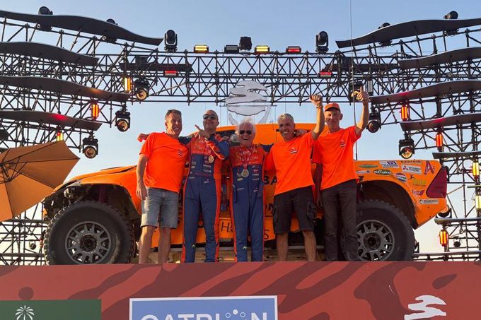 Maik Willems overleeft levensgevaarlijk duinenavontuur in Dakar Rally en haalt ook de finish van 47ste editie