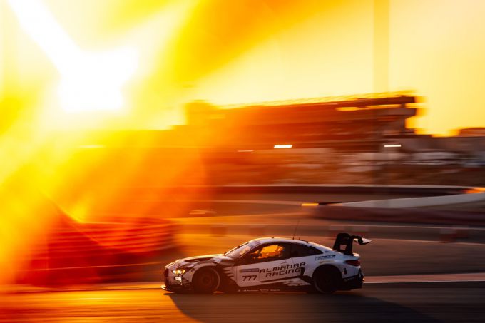 24H Dubai 2025 BMW Team WRT  overwinning debuut BMW M4 GT3 EVO Foto 4