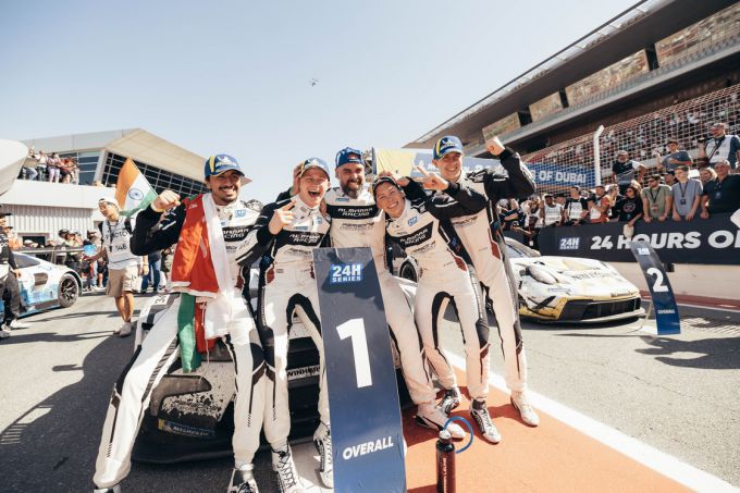 24H Dubai 2025 BMW Team WRT  overwinning debuut BMW M4 GT3 EVO Foto 2