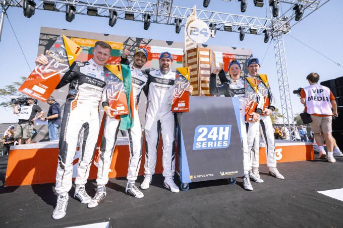 24H Dubai 2025 BMW Team WRT  overwinning debuut BMW M4 GT3 EVO Foto 8