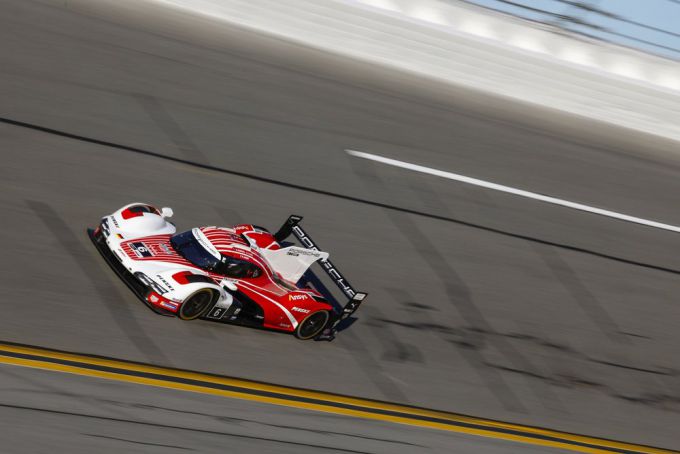 24H Daytona 2025 Porsche aan de leiding na 12 uur racen