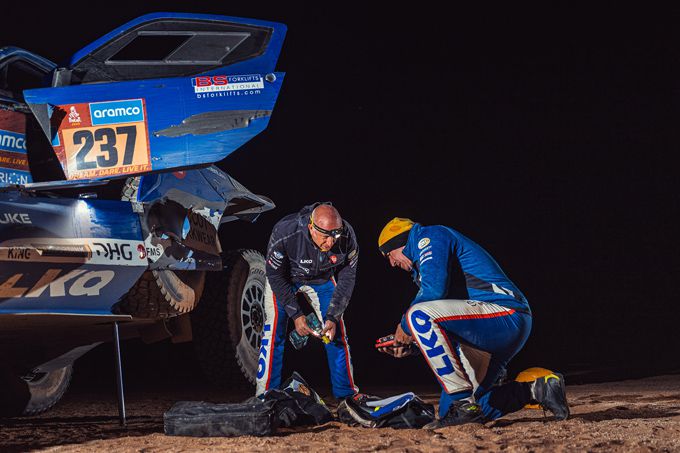 Zware stress voor Tim en Tom Coronel in eerste gedeelte 48-uurs etappe door afgebroken vering