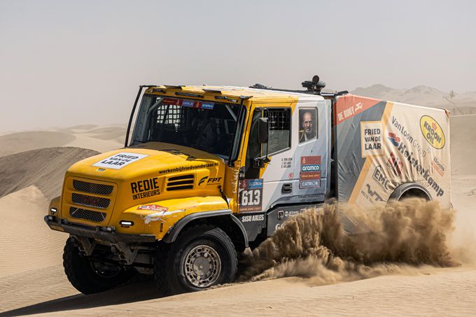 Anja, Ben en Jan presteren hartstikke goed. Deze Dakar is een eerbetoon aan hun vader Fried. Dat doen ze op een heel mooie manier.