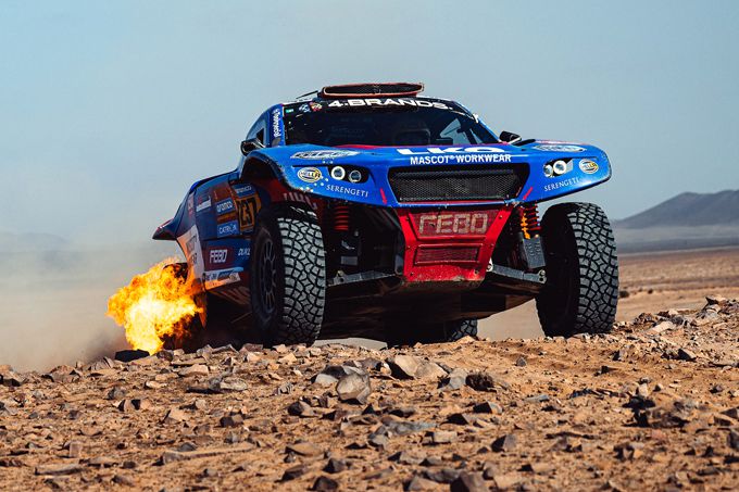 Kapotte dynamo’s bezorgen Tim en Tom Coronel lange nacht in de woestijn