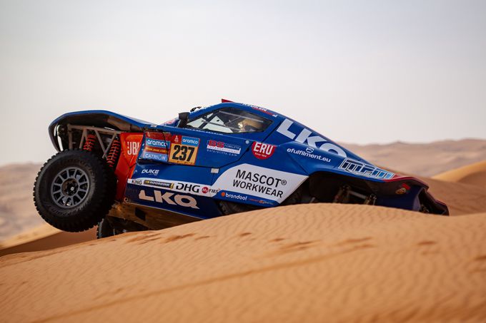 Kapotte dynamo’s bezorgen Tim en Tom Coronel lange nacht in de woestijn