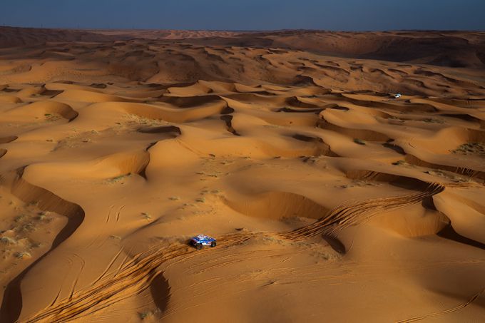 Kapotte dynamo’s bezorgen Tim en Tom Coronel lange nacht in de woestijn