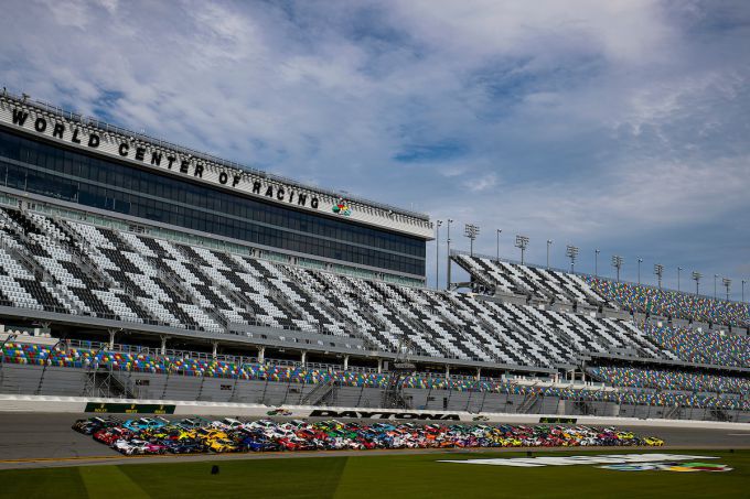 Roar Before the Rolex 24 at Daytona International Speedway Foto 1 startveld voor tribune