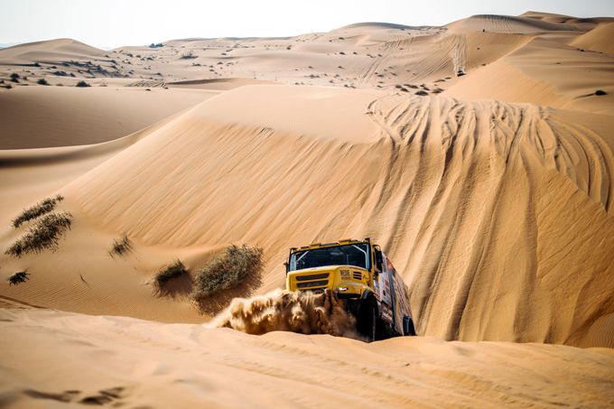 Team de Rooy FPT kan niet stunten in race om tweede plaats in elfde etappe Dakar Rally; Anja van Loon ploegt door duinen