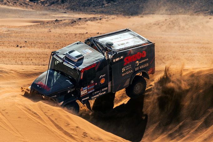 Team de Rooy FPT toont spierballen tijdens eerste dag 48 uurs-etappe Dakar Rally 