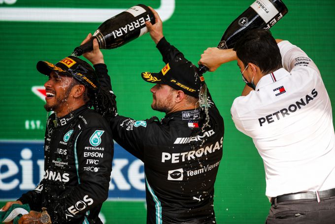 Bottas Hamilton Wollf podium champagne F1 Mercedes