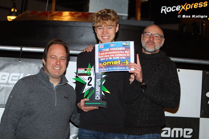 Vice kampioen Twan Kuurman met teambaas en vader - monteur blij met podium