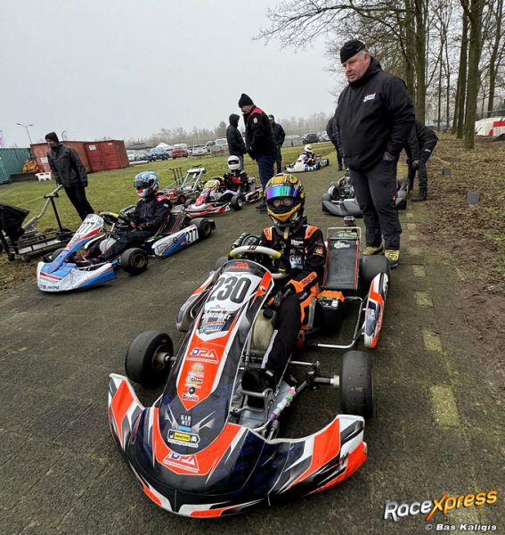 Zheng Kuyf met vader en monteur Peter