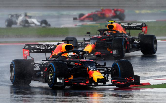 Max Verstappen voor Alex Albon F1 Red Bull Aston Martin GP Turkije 2020